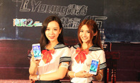 青春气息十足 美女展示4G版青漾2
