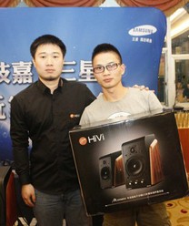 惠威音箱市场推广总监张浩帆先生为玩家颁发奖品