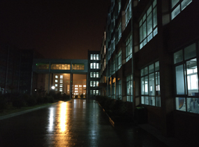 《雨后的校园》