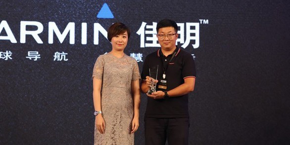 佱