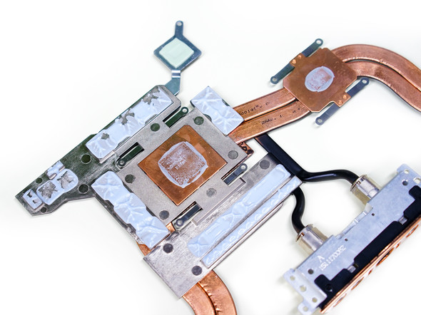 GTX980显卡的显存颗粒与散热模组间涂满了硅脂