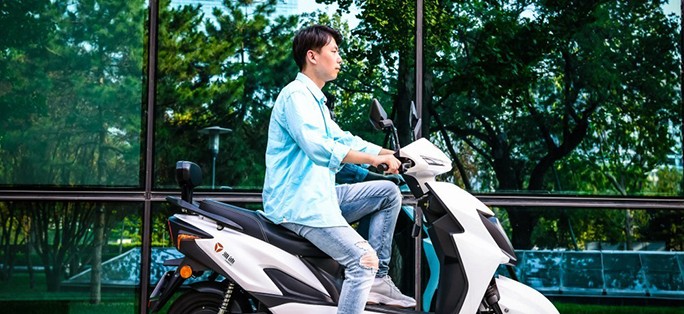 雅迪T6:一款高端时尚电摩
