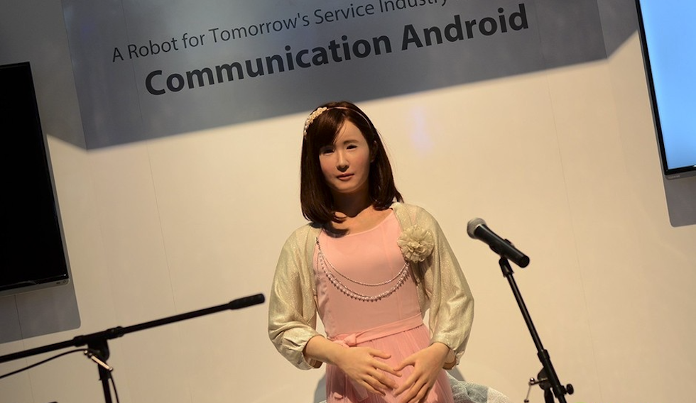 CES2015展会 东芝推出智能仿真机器人